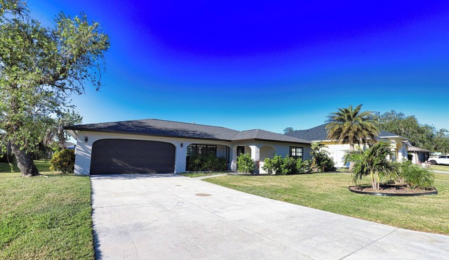 Venice Vacay! Pet-friendly pool home in Venice FL!