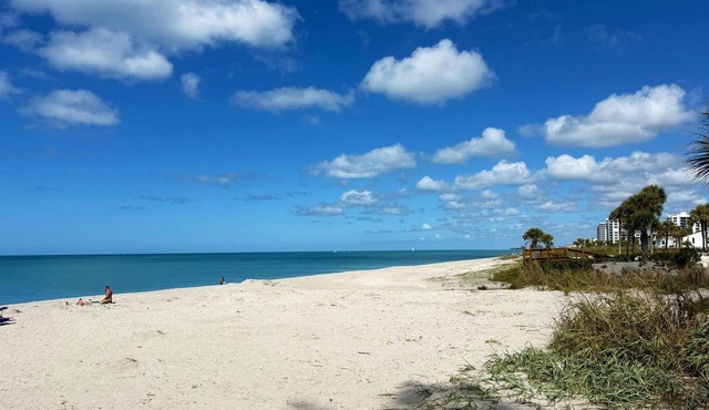 Venice Villas 1BR – Beach & Pool Escape