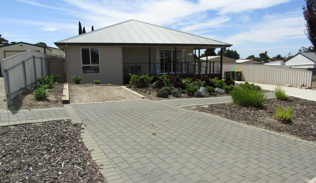 Ventnor Rise ~ Large back Deck , Room to move!