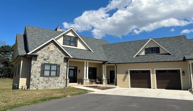 Ventura Manor grand 3 BR 3.5 BA house with fitness room, WIFI & pretty views.