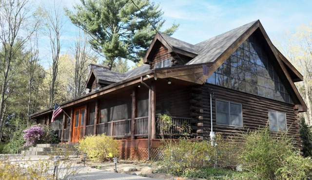 Ventura Pines Log Cabin, Heated Pool, beach Nearby, Bikes.