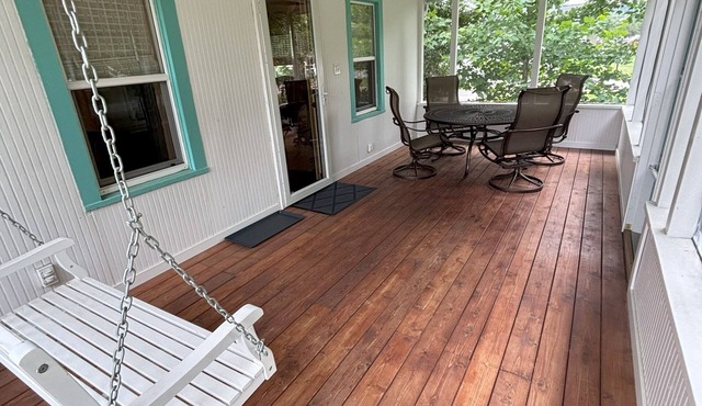 Veranda House Decorah - King Bed, Sauna, sleeps 6, Huge Screened Porch