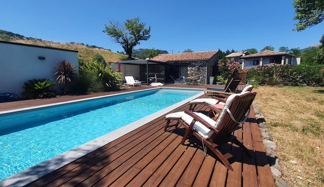 Verchière: Heated swimming pool and terrace overlooking the countryside