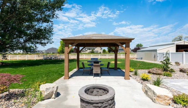 Verdant Valley | 5BR on 1 Acre Game Room Balcony Fire Pit Family Retreat Nampa