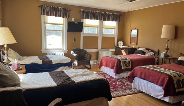 Vermilion Park Inn, #9 Family Room (2nd floor)