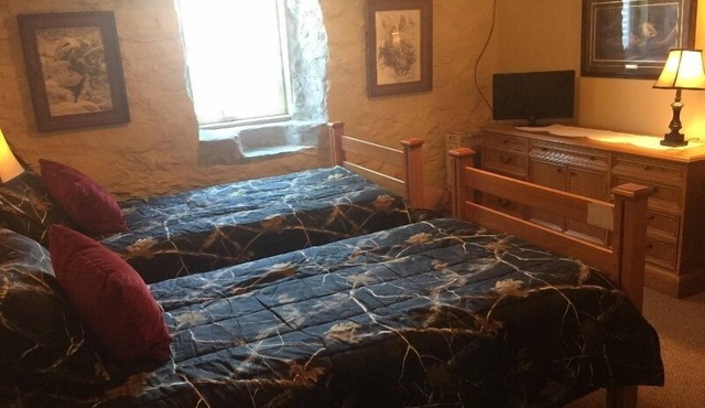 Vermilion Park Inn, LL Bear's Den (lower level)