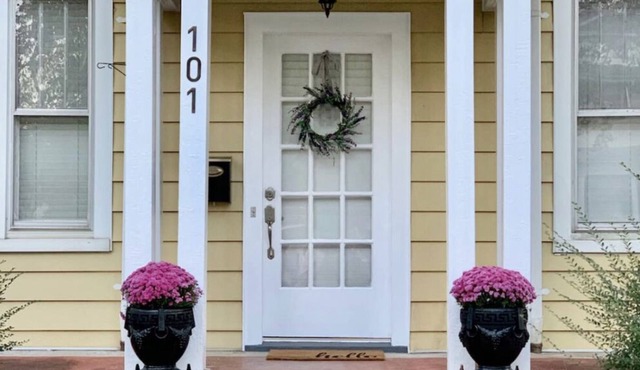 Vermont House: Your Lynchburg Retreat for Art, Nature, & Convenience in FortHill
