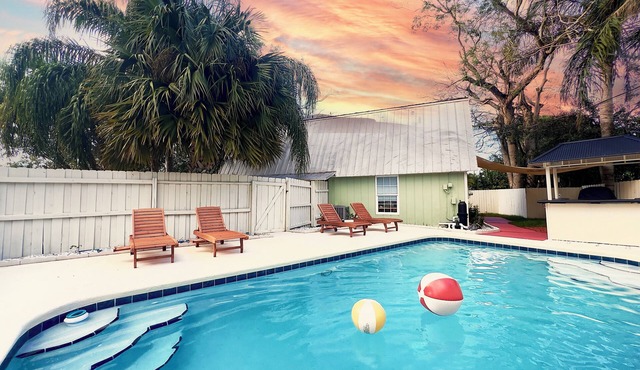 Vero Beach Gem: Pool, Game Room, King Beds, minutes to the beaches.