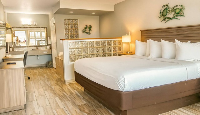 Vero Beach Inn and Suites | Romantic Suite w/Hot Tub and Outdoor Swimming Pool