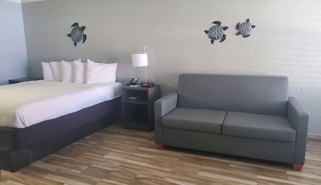 Vero Beach Inn and Suites | Deluxe Suite | Near Vero Beach Regional Airport