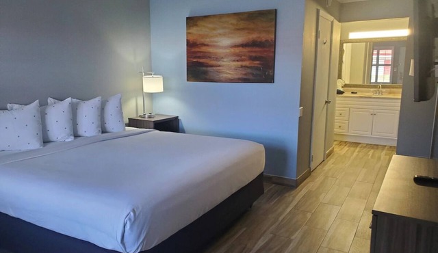 Vero Beach Inn & Suites | Grand Suite w/Kitchen | Near Jackie Robinson Complex