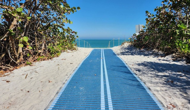 Vero Beach Riverfront Private Home! Hot Tub, Bike to Beach, Kayaking, SUP