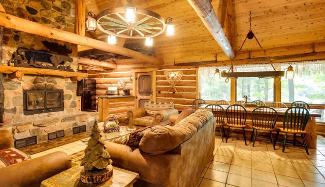 Versatile Bass Lake Cabin with Deck!