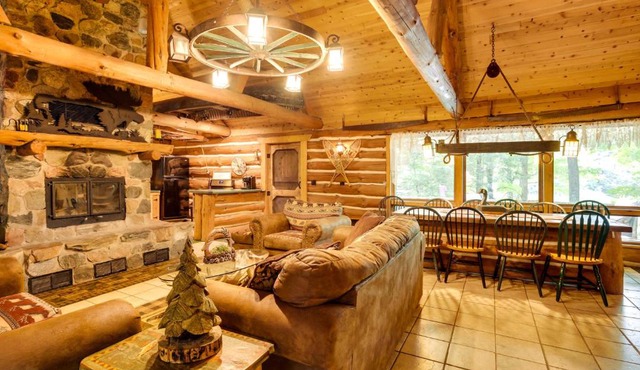 Versatile Bass Lake Cabin with Deck!