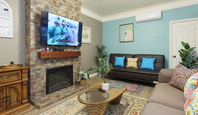 Versatile Downtown 1B1B Home near Disneyland