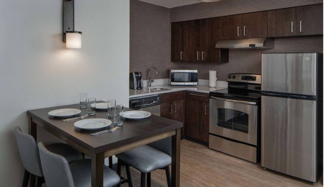 Versatile Family Gem! Free Breakfast, Pets Allowed, Near Oxhill Battlefield Park