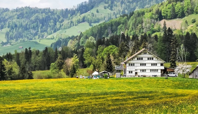 Verschlafen. in sanfte Hügel eingebettet. by Interhome