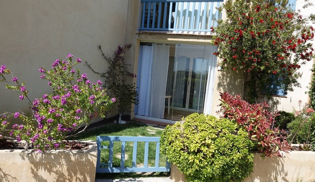 Very beautiful T2 on the ground floor with trees, swimming pool, sea view, shops and beach