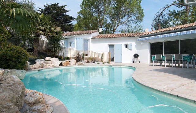 Very beautiful villa with heated pool 100m from the beach!