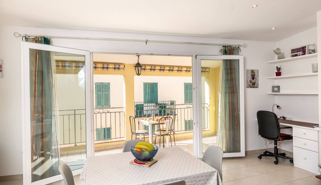 Very beautiful 3-room terrace, in the heart of the old town, beach and port at 250 m