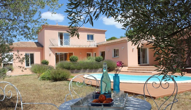 Very beautiful contemporary Provencal villa 10 minutes from Nîmes