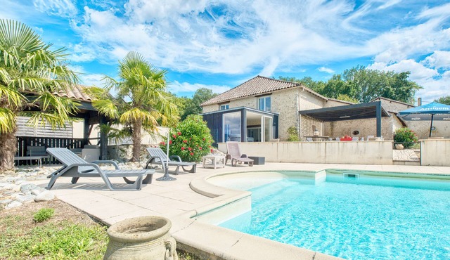 Very beautiful farmhouse with large pool and jacuzzi. 5 bedrooms