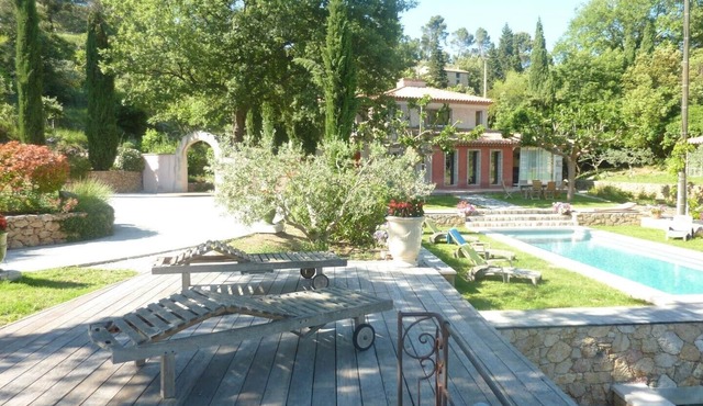 Very beautiful house with character in a quiet pool in lush greenery