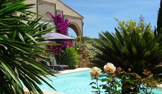 Very beautiful Provencal house sleeps 6/12 in a quiet area in Le Beausset, Var