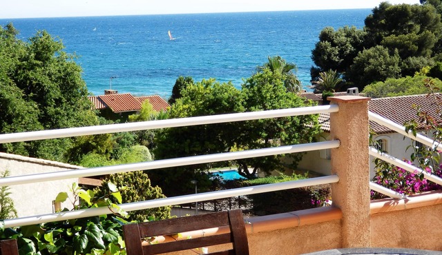 Very beautiful Provencal villa in a quiet setting, with sea view and outdoor heated swimming pool