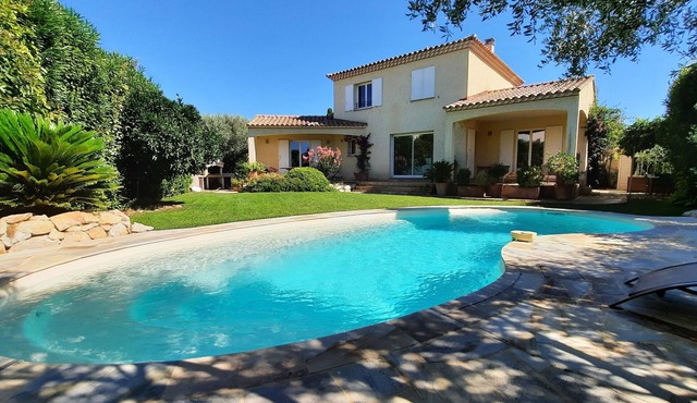 Very beautiful villa - heated swimming pool - maintained garden