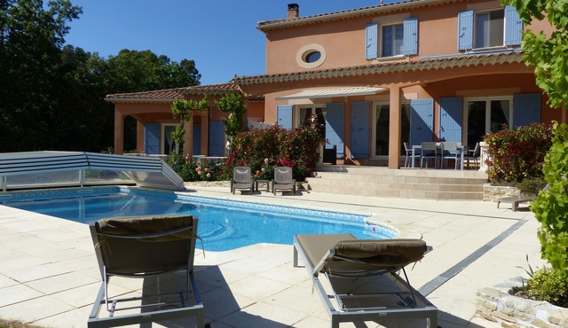 Very beautiful villa with swimming pool and adjoining one-bedroom apartment in the Uchaux mountains