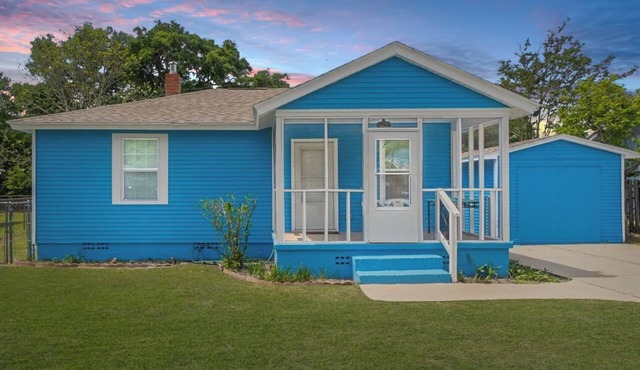 Very Berry! + Pensacola + Pet Friendly!