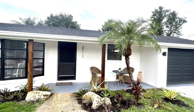 Very bright 3-bedroom pool villa, close to siesta Key beach