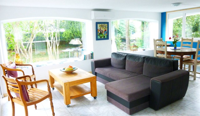 Very bright 65m2 ground-floor apartment in house with large garden, swimming pool