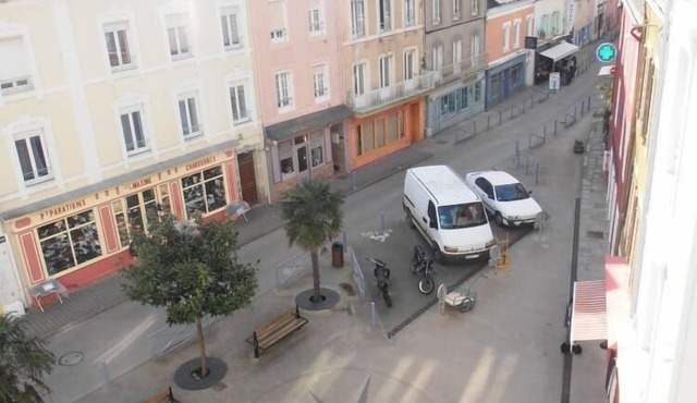 Very bright and quiet apartment overlooking a small shopping square