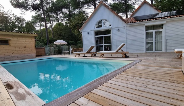 Very bright Scandinavian chalet located 3 min. from the lake and 10 min. of the