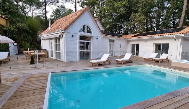 Very bright Scandinavian chalet located 3 min. from the lake and 10 min. of the