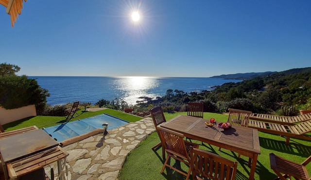 Very bright, spacious air-conditioned house with terraces and 180° sea view SPA