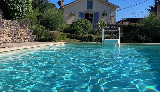Very central, 2 mins walk to heart of Brantome - pool, fibre internet, parking