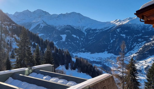 Very central 2 bedroom flat with kitchen, semi-private pool/gym/sauna, views