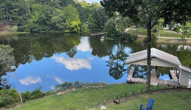 Very charming 4-bedroom 2 bath house on beautiful Lay Lake.