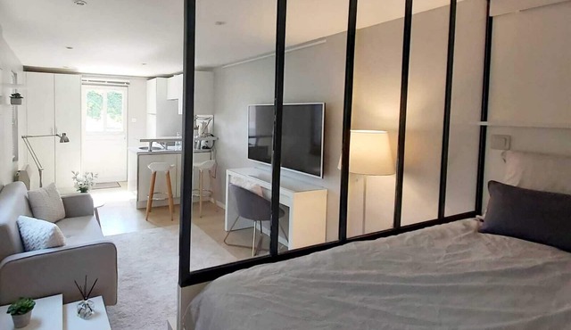 Very charming studio in LYON on a "Cosy & Romantic" courtyard