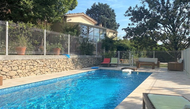 Very child-friendly villa with fenced pool and grass garden