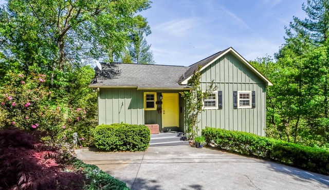 Very clean mountain retreat with Mountain View, Wi-Fi, Jacuzzi, FREE POOL ACCESS