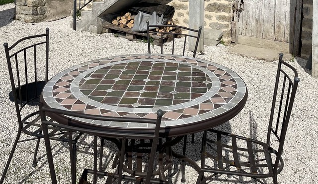 Very close to Lac de Pont and 5minutes from Semur en Auxois motorway exit nearby