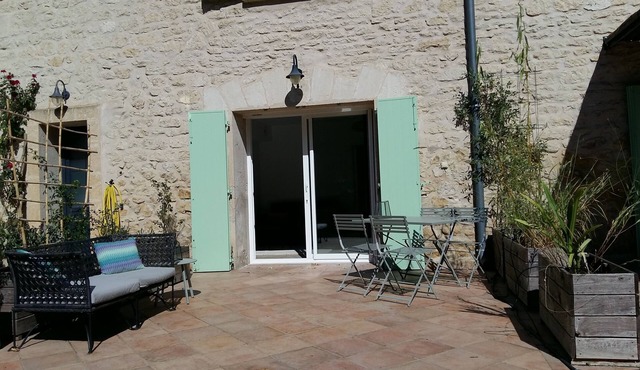 Very close to ARLES, cottage in farmhouse with pool, between Camargue and Gard