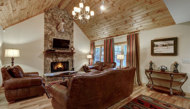 Very close to downtown Cashiers and just minutes away from Lake Glenville, Wi-Fi