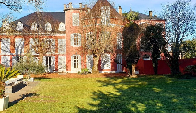 VERY CLOSE TO PAU, COMFORTABLE HOUSE WITH PRIVATE POOL