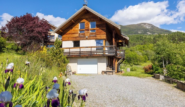 Very comfortable chalet close to the Orres ski resort in Embrun.
