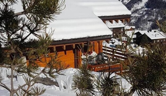 Very comfortable chalet for 8 persons : Living room with non usable fireplace - kitchen with dishwas